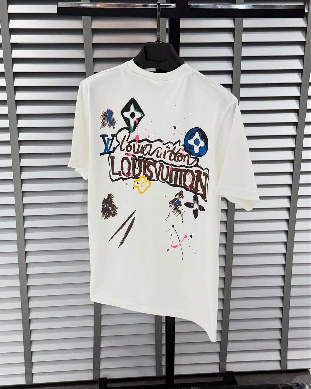 Neues T-Shirt mit Farbspritzer-Print