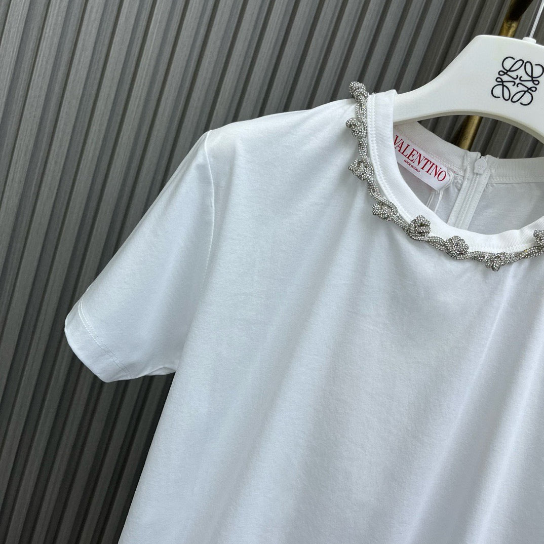 Handgemachtes T-Shirt mit runden Strasssteinen und Halsausschnitt