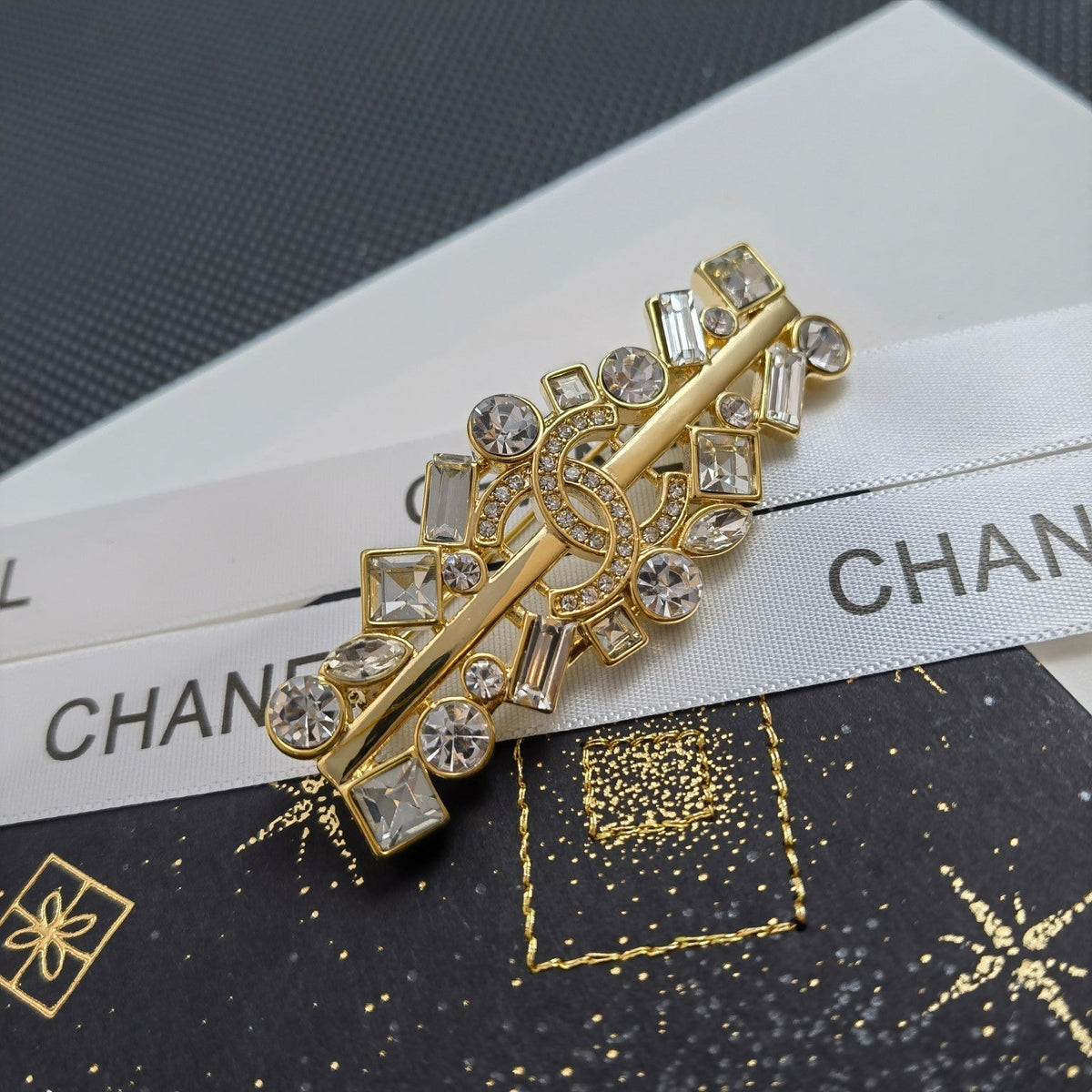 Strassbrosche in Gold