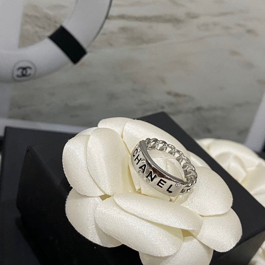 Modischer Diamant-Steppstich-Buchstabenring