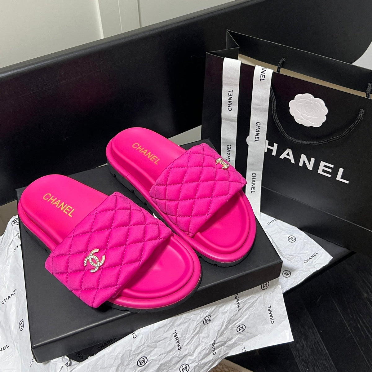 Slipper mit Diamant-Logo