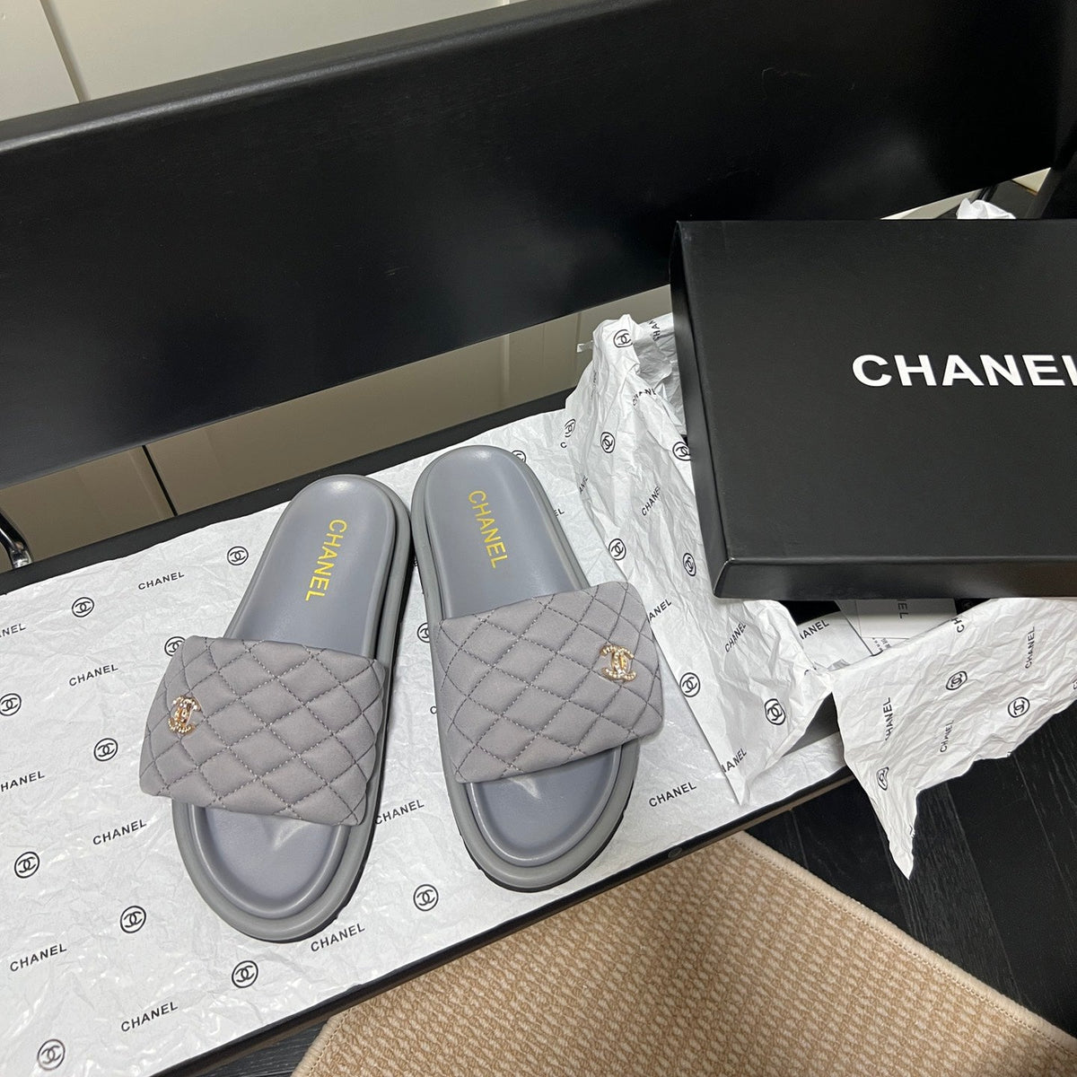 Slipper mit Diamant-Logo