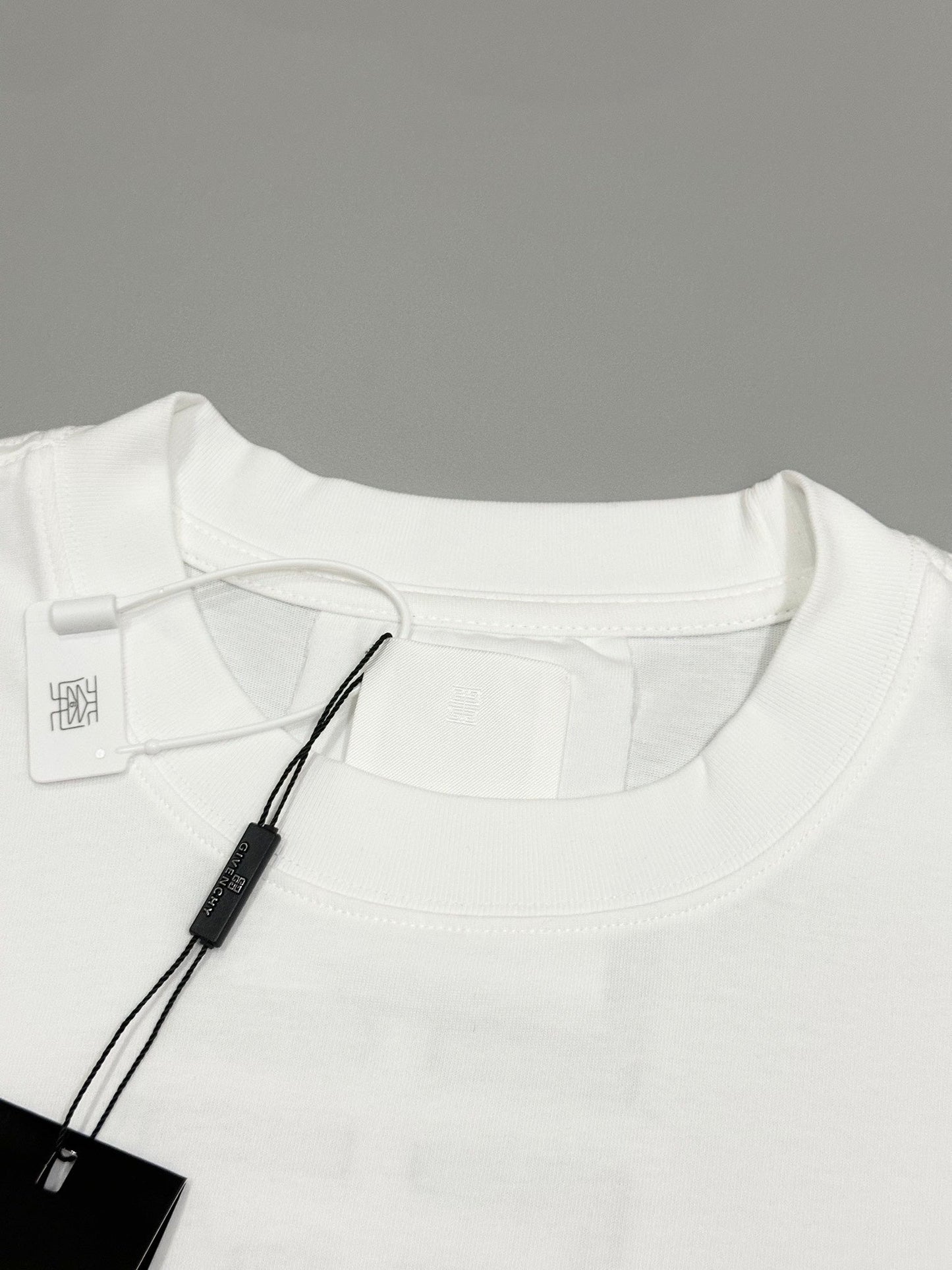 1105 Neues klassisches T-Shirt mit Monogramm-Print