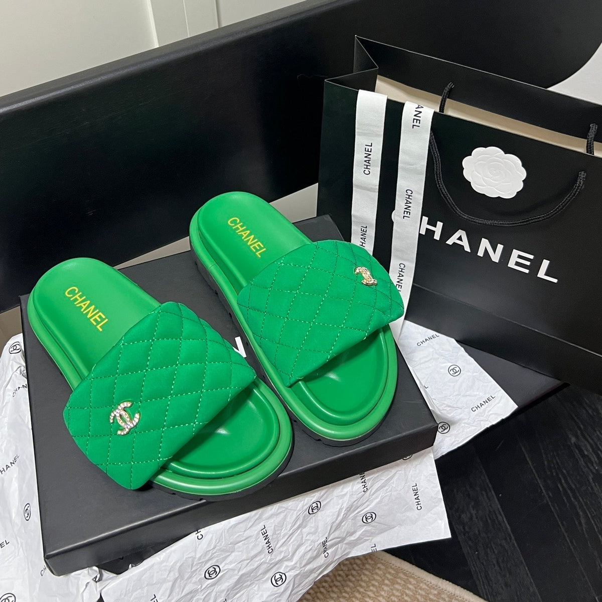 Slipper mit Diamant-Logo