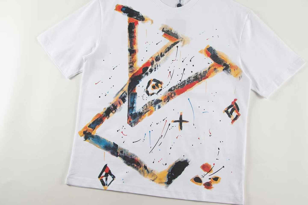 Neues farbenfrohes bedrucktes T-Shirt