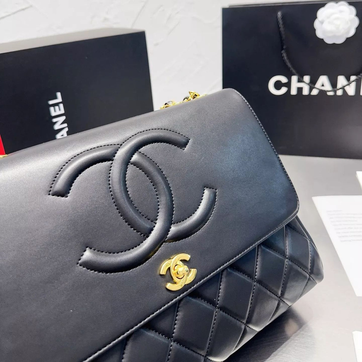 Pharrell Schultertasche aus Leder mit Kette