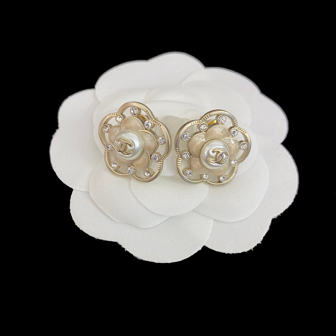 Elegante Resin-Blumenohrstecker