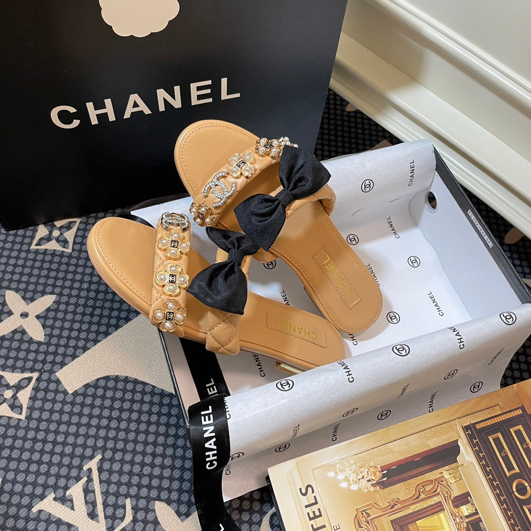Pantoffeln mit Perlenschmuck-Schleife