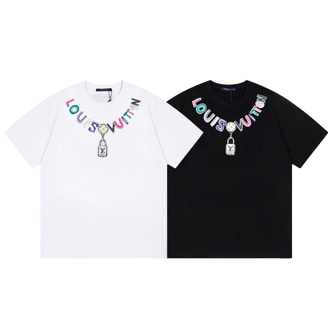 T-Shirt mit bunten Buchstaben