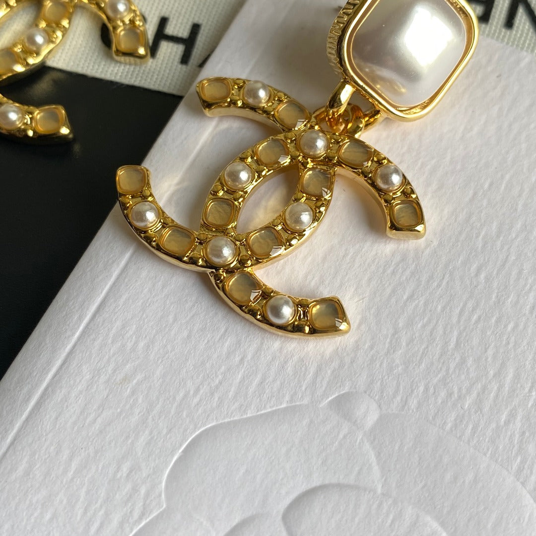 Elegante Logo-Ohrhänger
