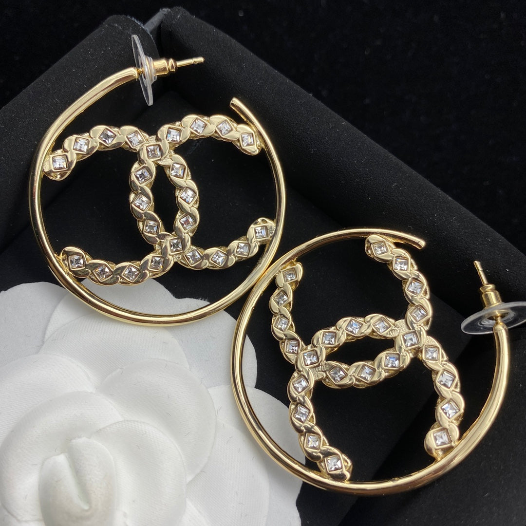 Diamant-Ohrringe mit Buchstaben-Hoop