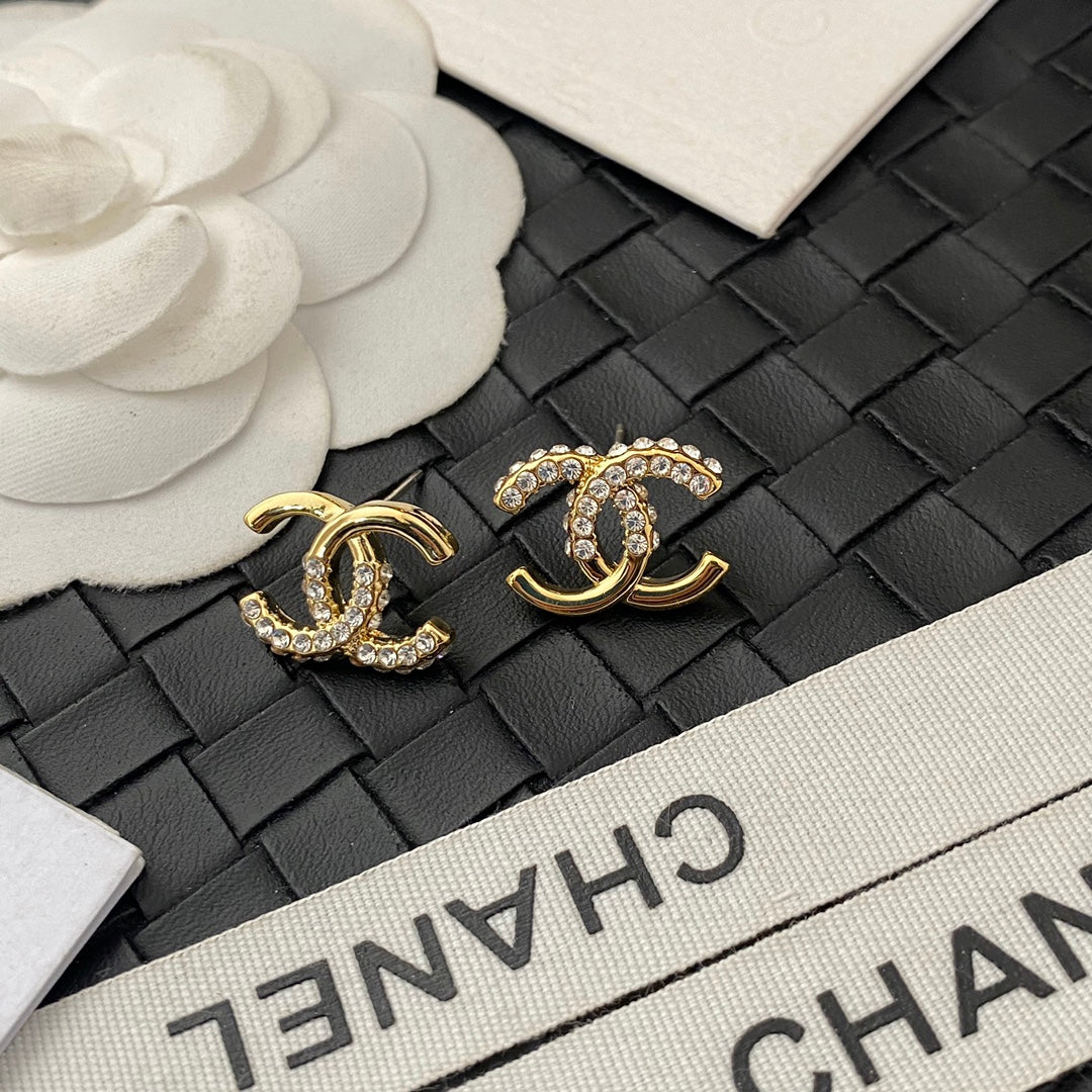 Mode Halb-Strass Ohrringe mit Nahtdetail