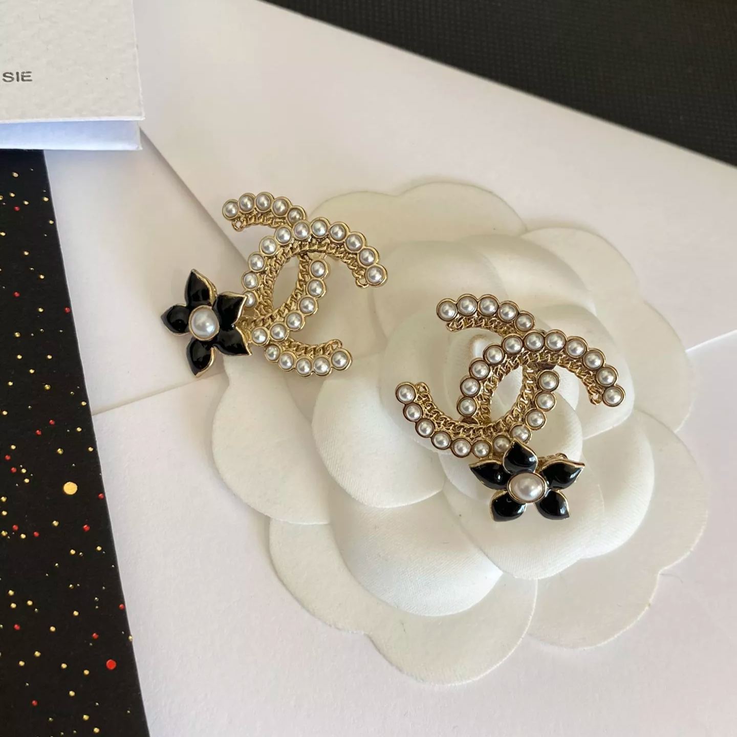 Ohrstecker mit Epoxy-Blumen und Perlen