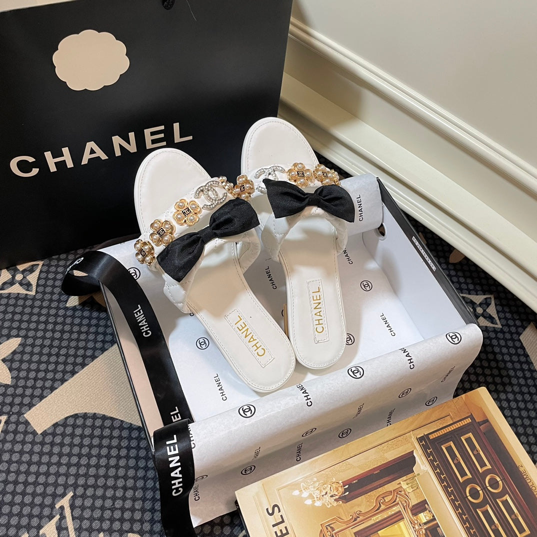 Pantoffeln mit Perlenschmuck-Schleife
