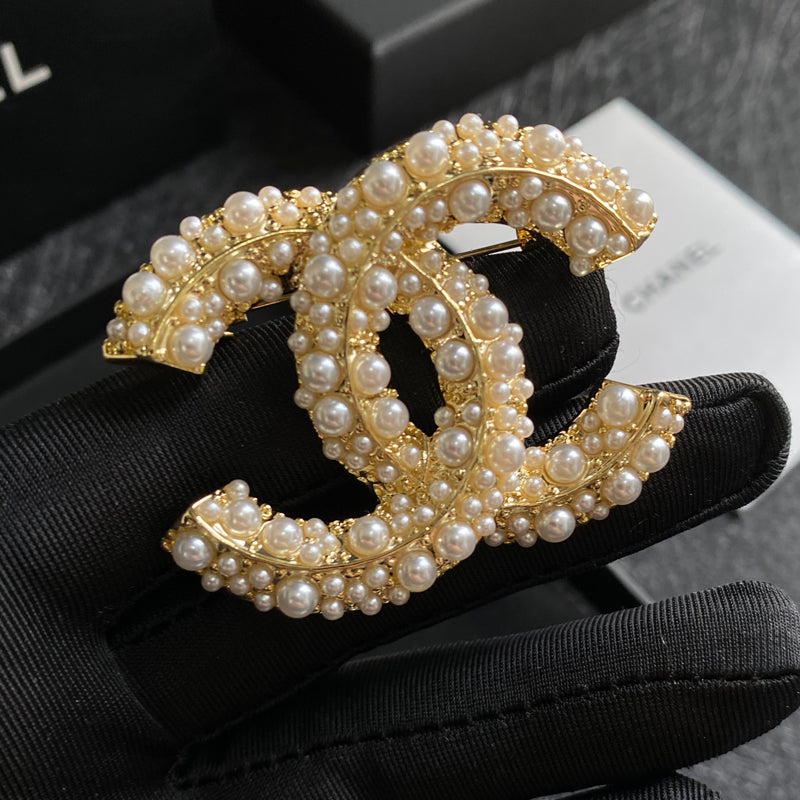 Elegante Perlen-Logo-Brosche