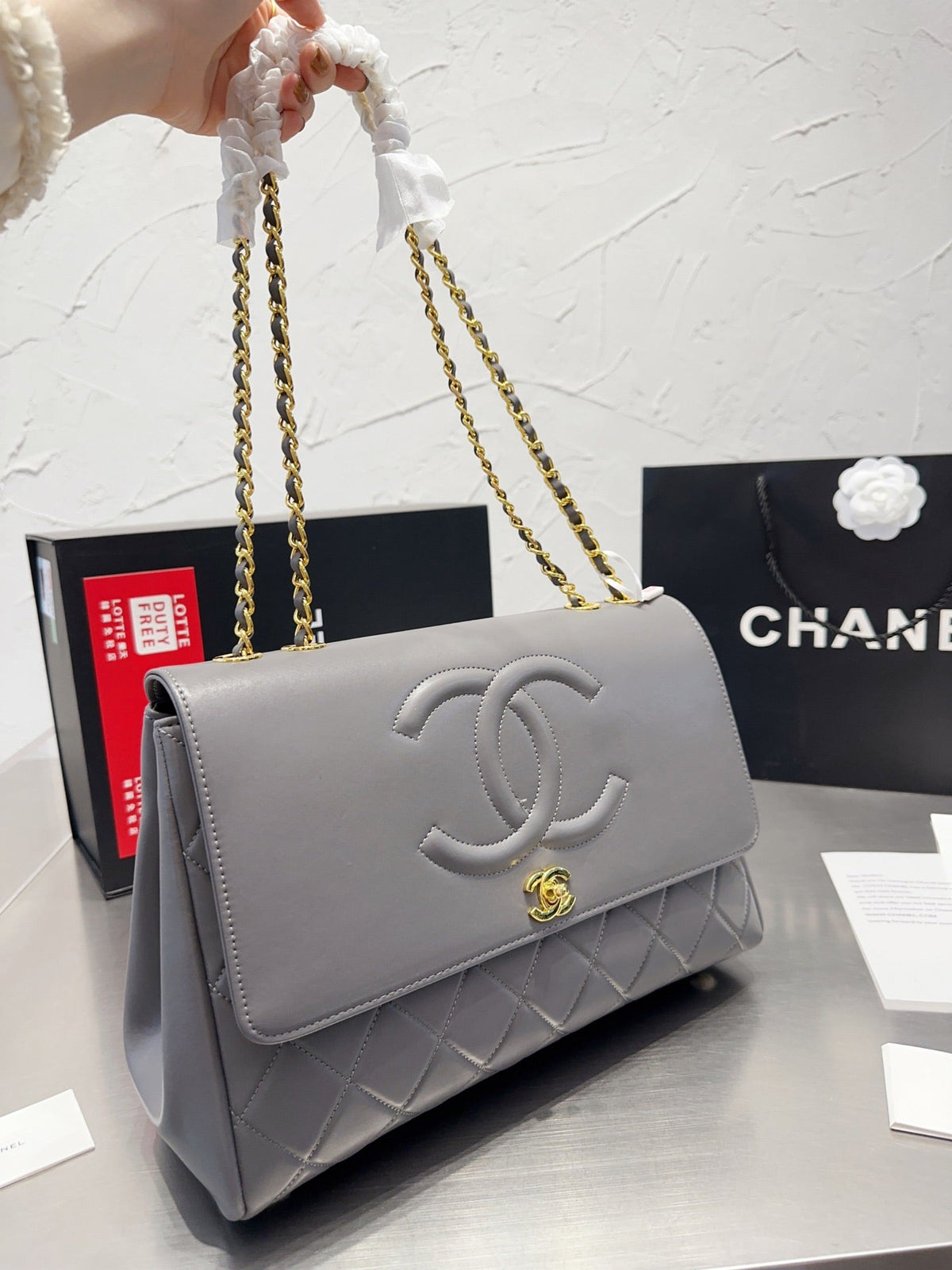 Pharrell Schultertasche aus Leder mit Kette