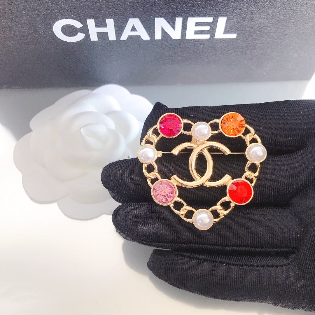 Herz-Brosche mit bunten Diamanten