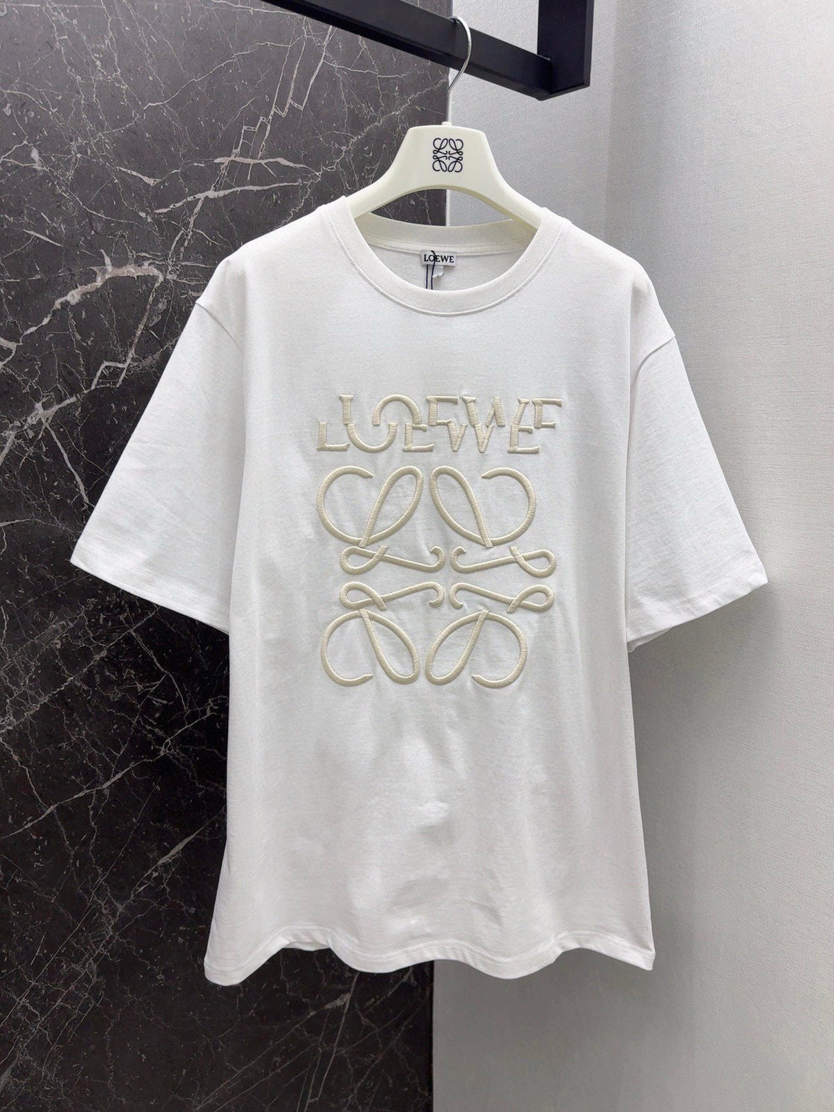 Neues T-Shirt mit unregelmäßiger Buchstabengravur