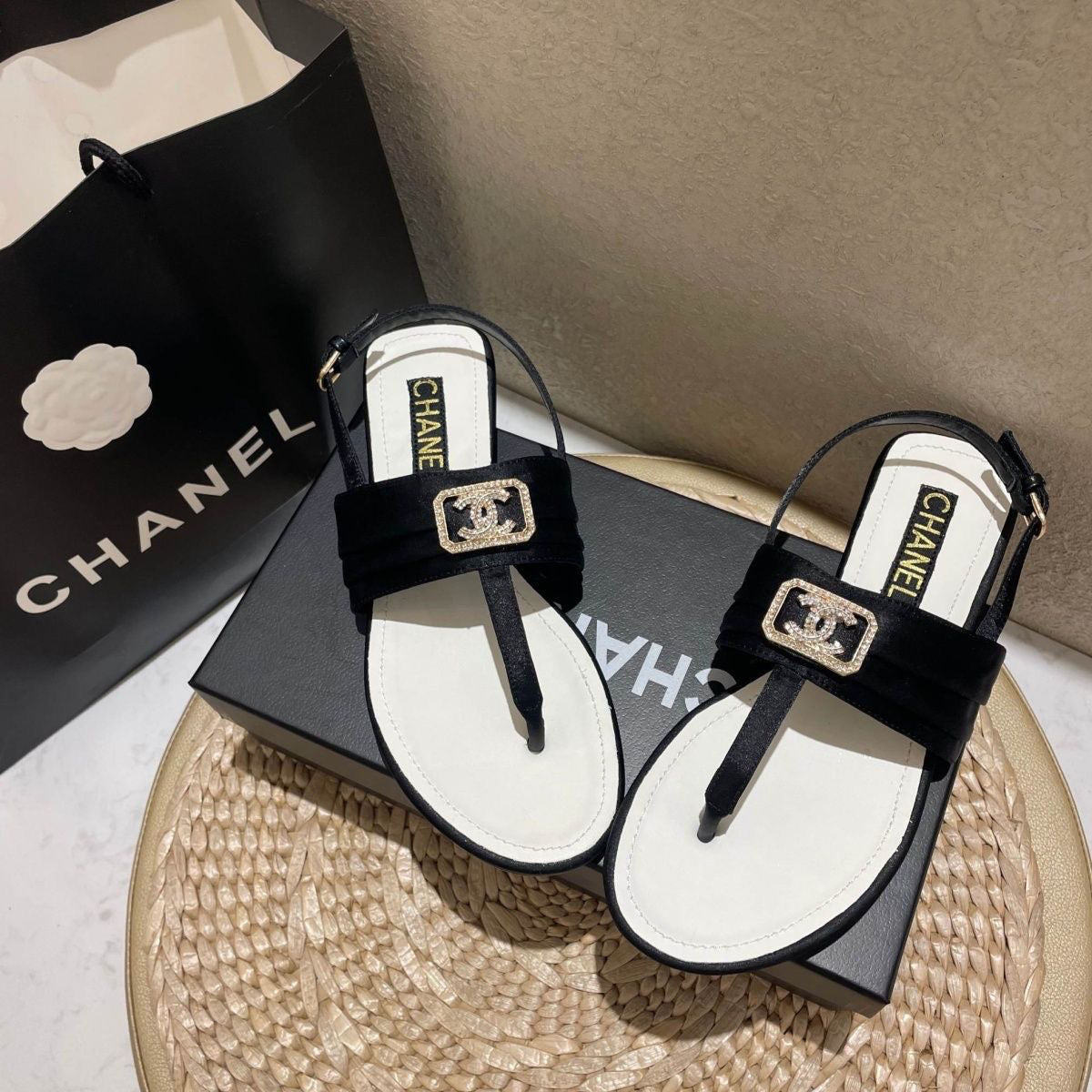 Modische Diamant-Schnallen-Flip-Flop-Sandalen