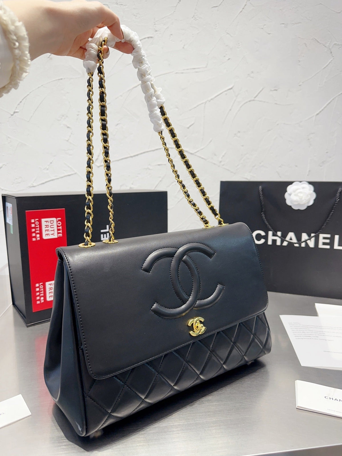 Pharrell Schultertasche aus Leder mit Kette