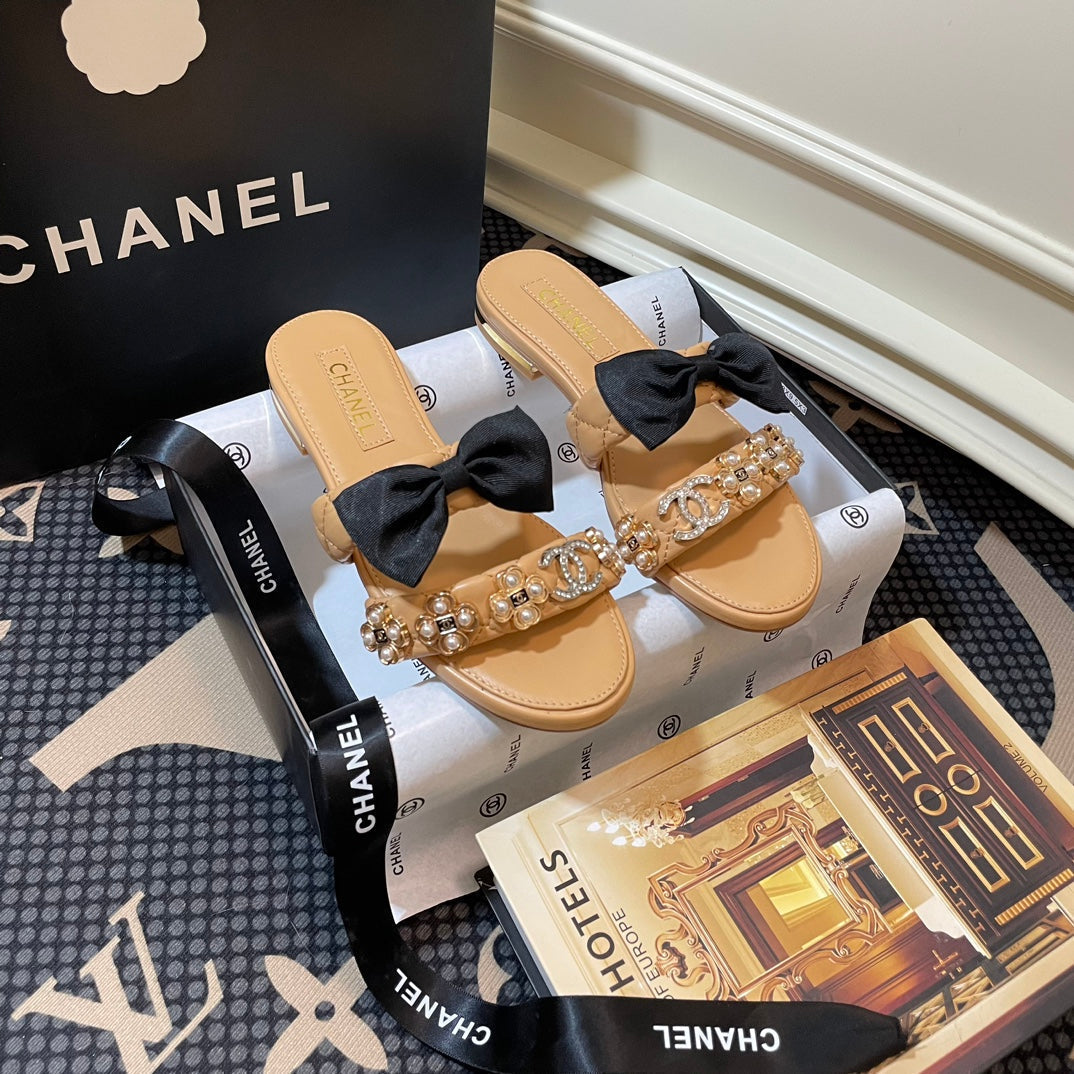 Pantoffeln mit Perlenschmuck-Schleife