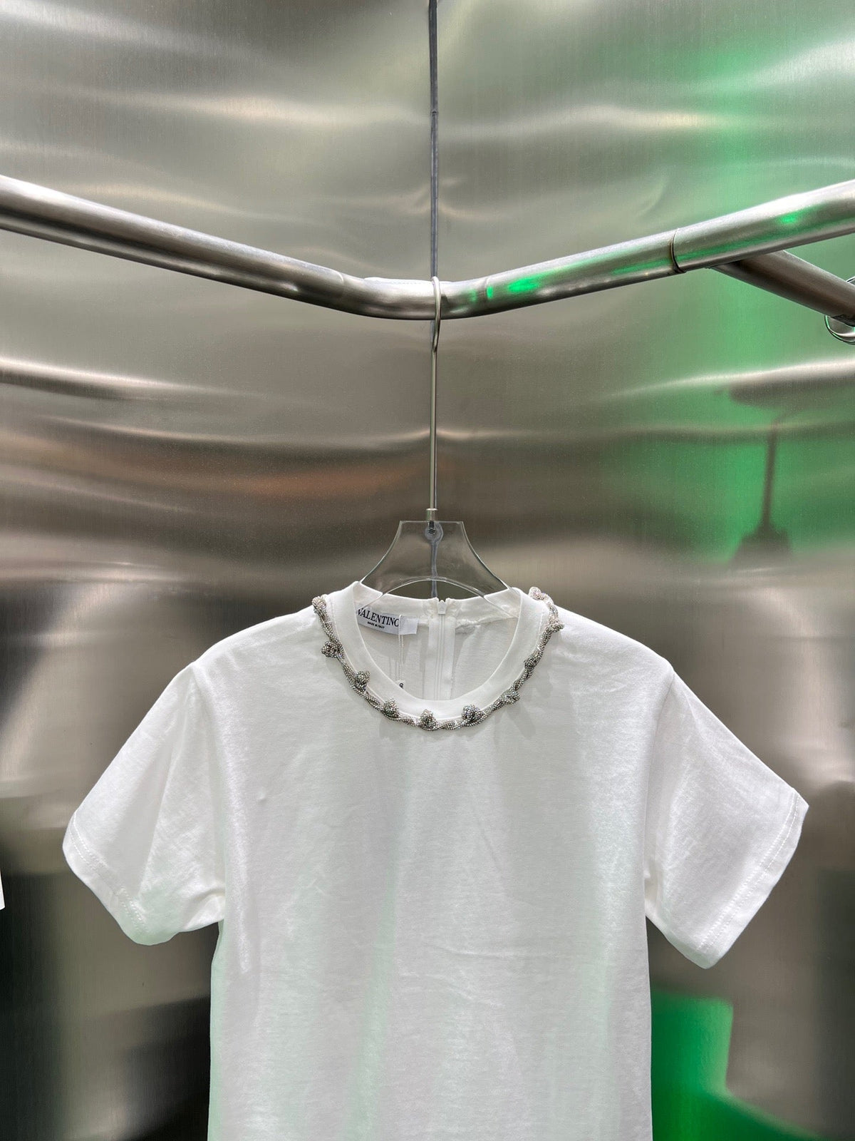 Handgemachtes T-Shirt mit runden Strasssteinen und Halsausschnitt