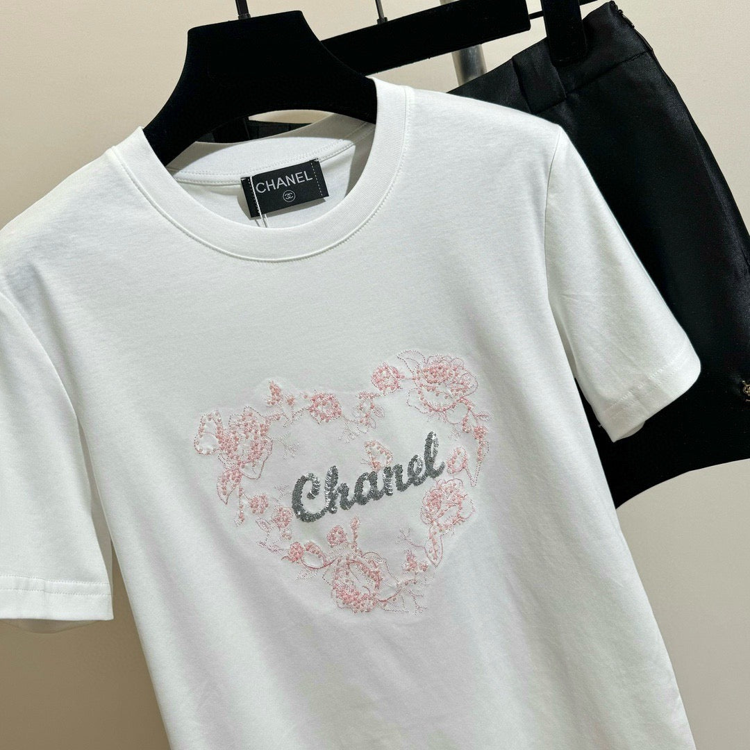 Herzförmiges Pailletten-besticktes T-Shirt