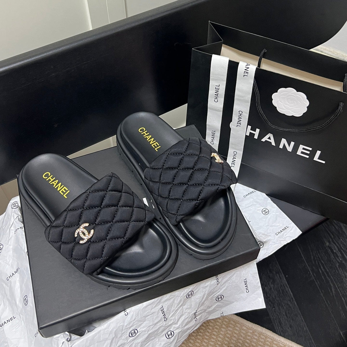 Slipper mit Diamant-Logo