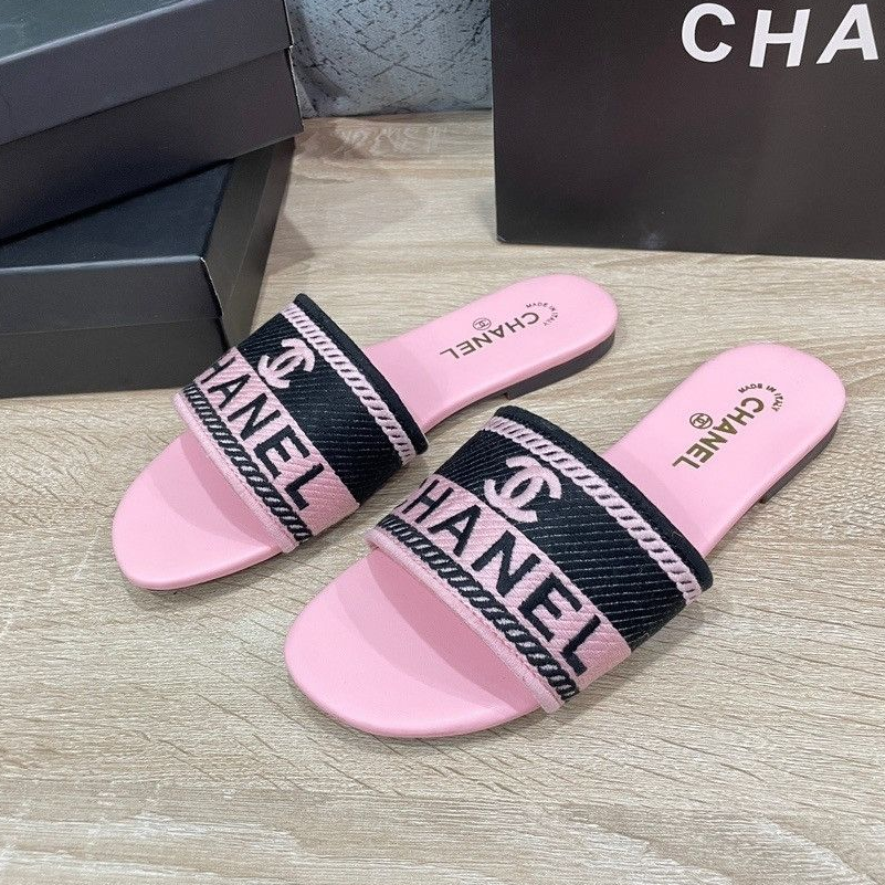 Sommerliche flache Sandalen