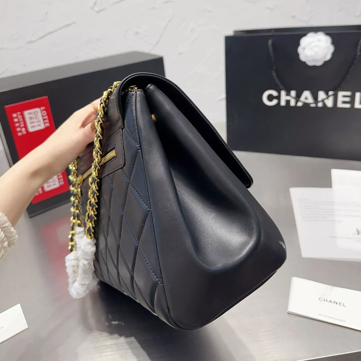 Pharrell Schultertasche aus Leder mit Kette