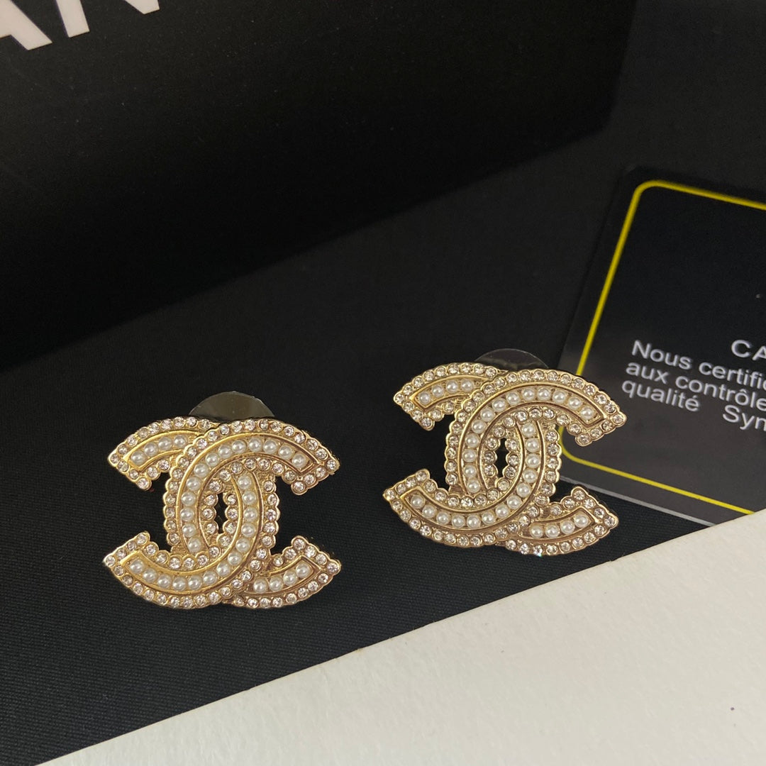 Perlen-Diamant-Ohrstecker mit Buchstaben