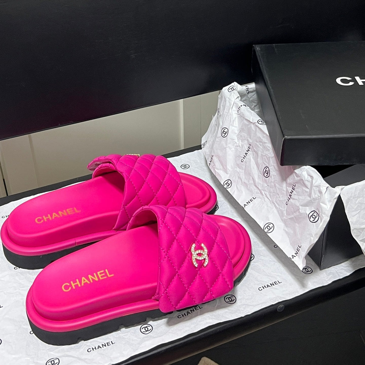 Slipper mit Diamant-Logo