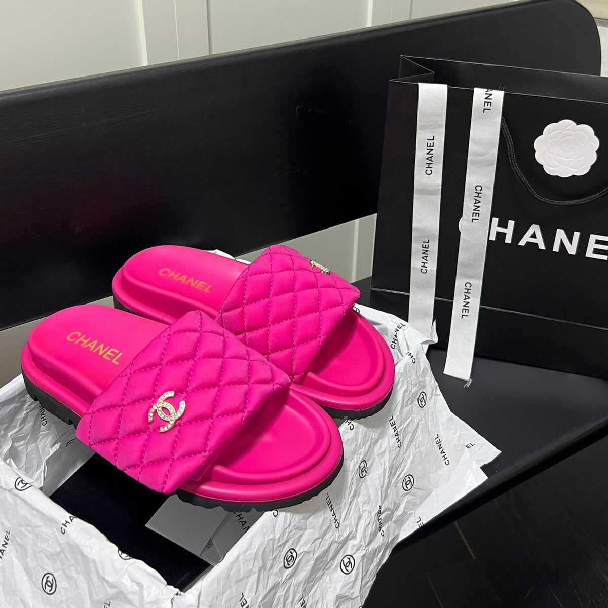 Slipper mit Diamant-Logo