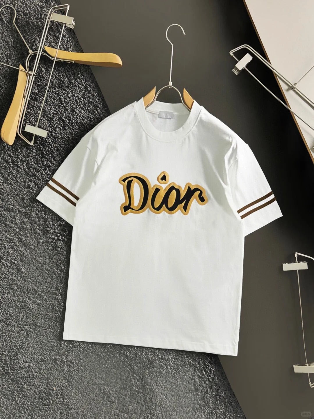 Rundhals-T-Shirt mit Lederlogo und kurzen Ärmeln