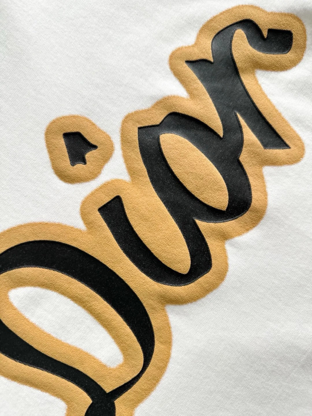Rundhals-T-Shirt mit Lederlogo und kurzen Ärmeln