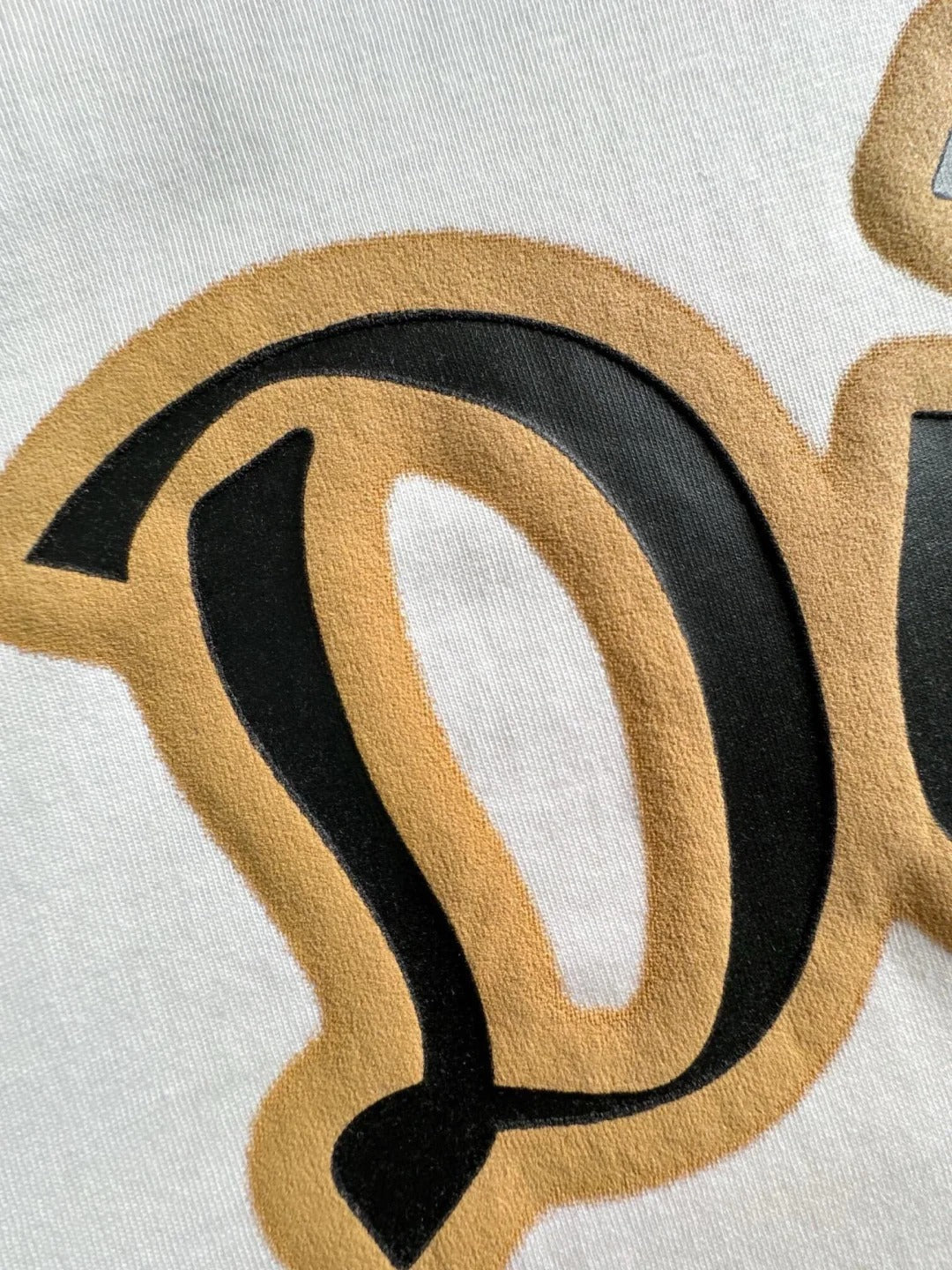 Rundhals-T-Shirt mit Lederlogo und kurzen Ärmeln