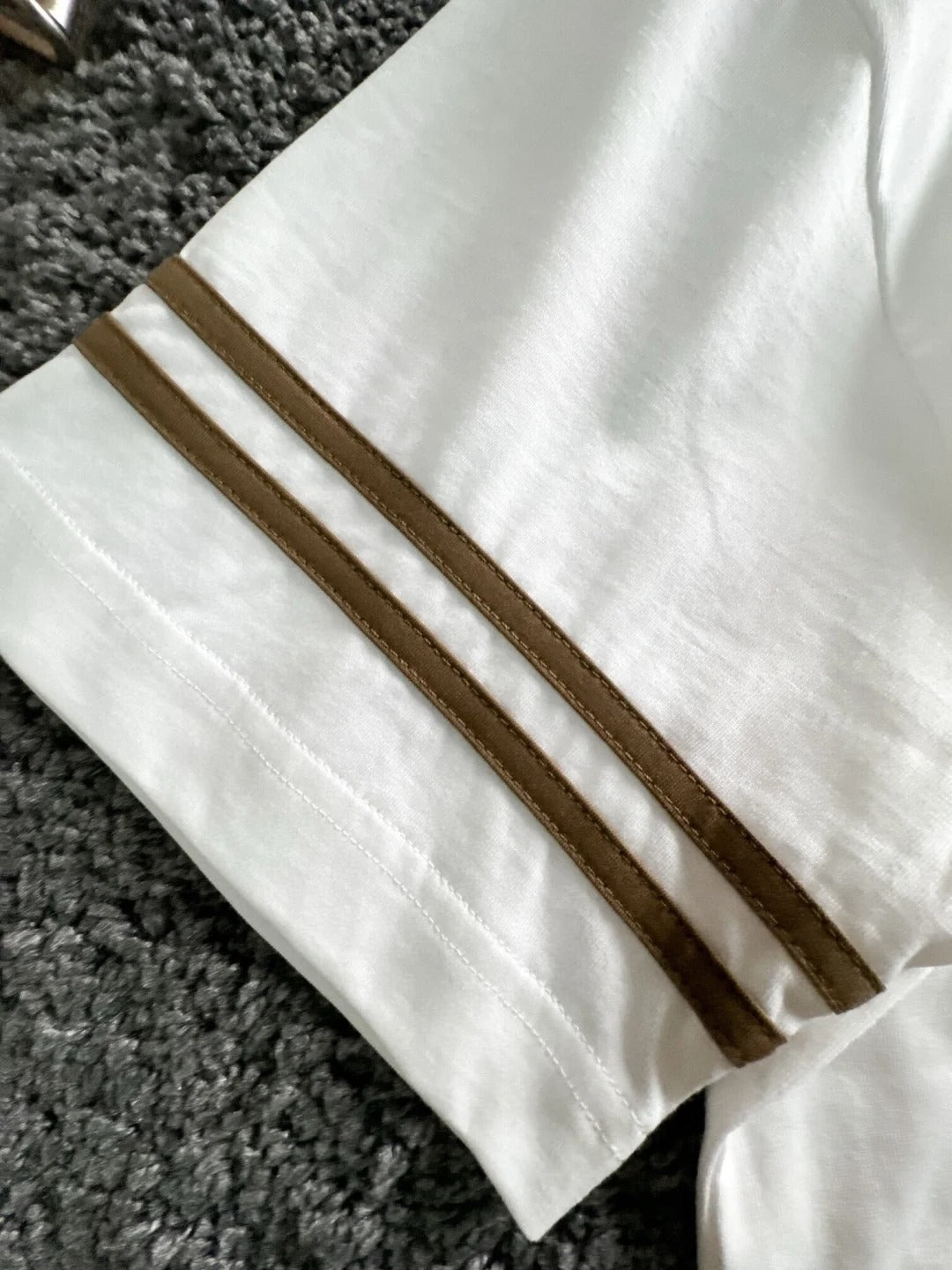 Rundhals-T-Shirt mit Lederlogo und kurzen Ärmeln