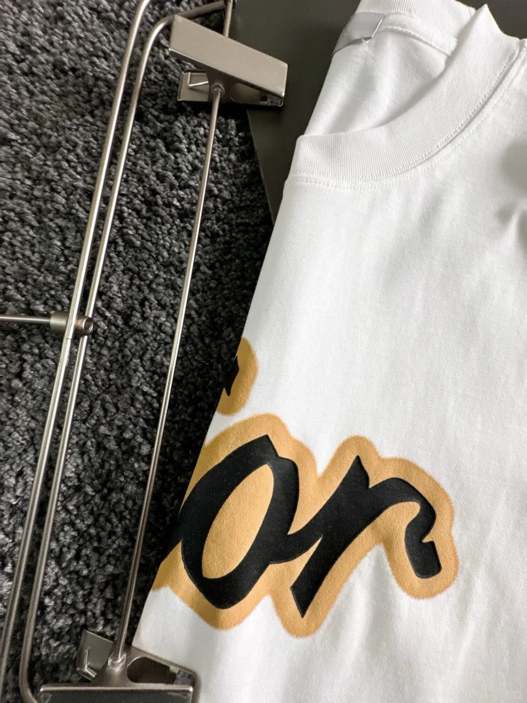 Rundhals-T-Shirt mit Lederlogo und kurzen Ärmeln