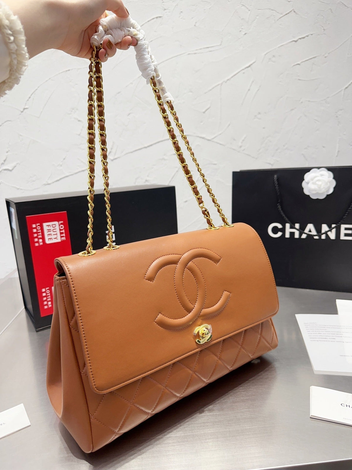 Pharrell Schultertasche aus Leder mit Kette