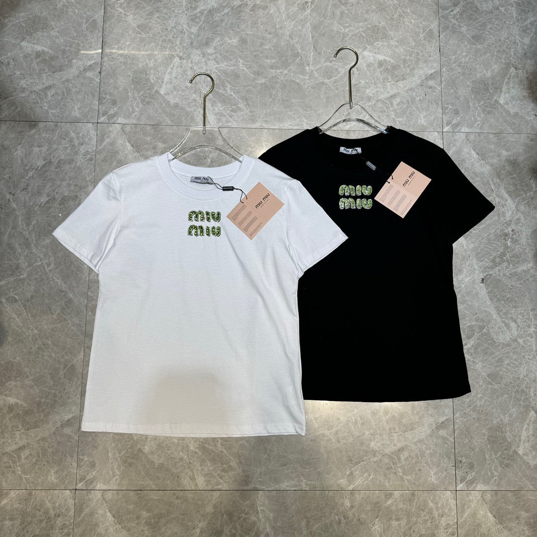 Grünes Strass-Buchstaben-T-Shirt