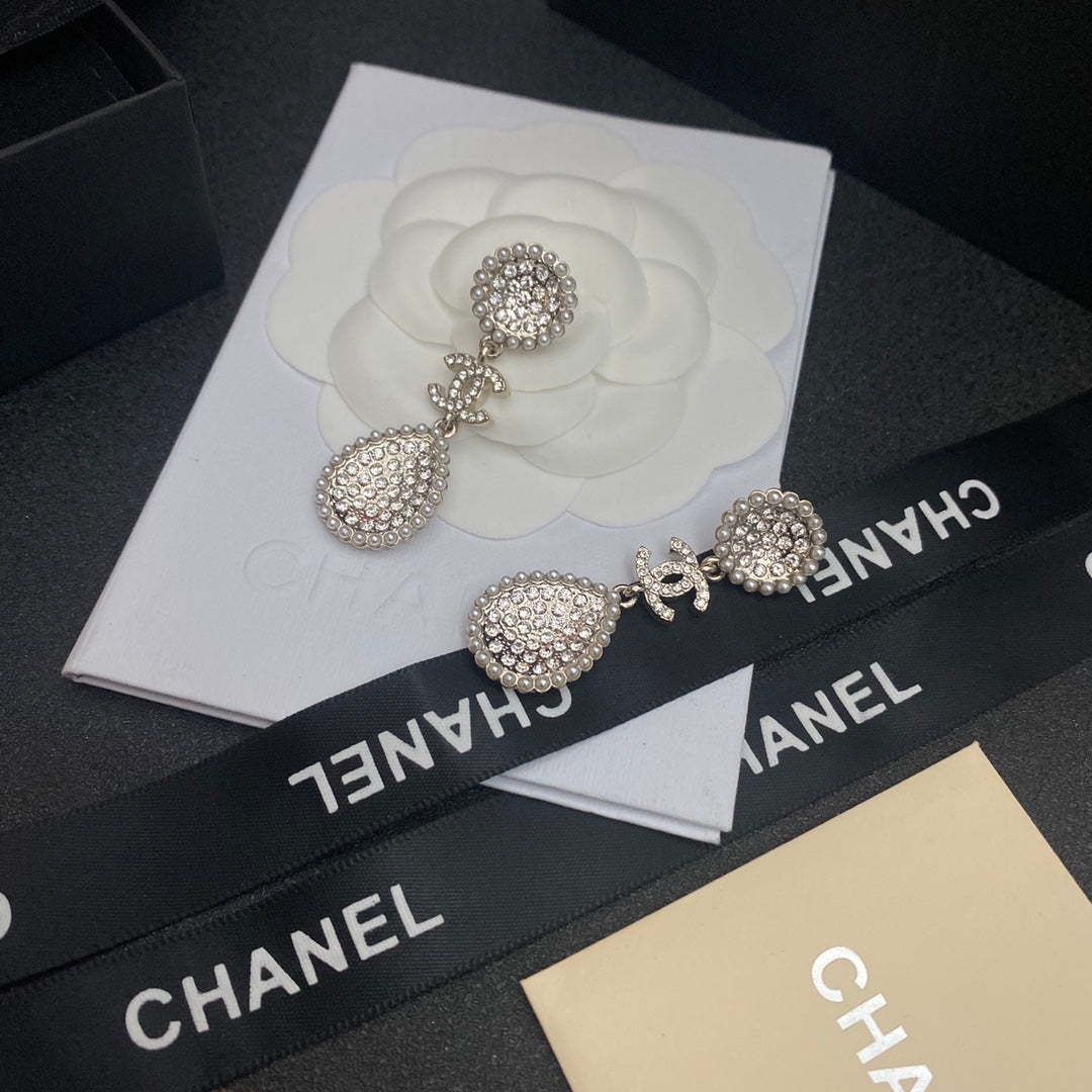 Ohrringe mit durchgehender Diamantstickerei und Perlen