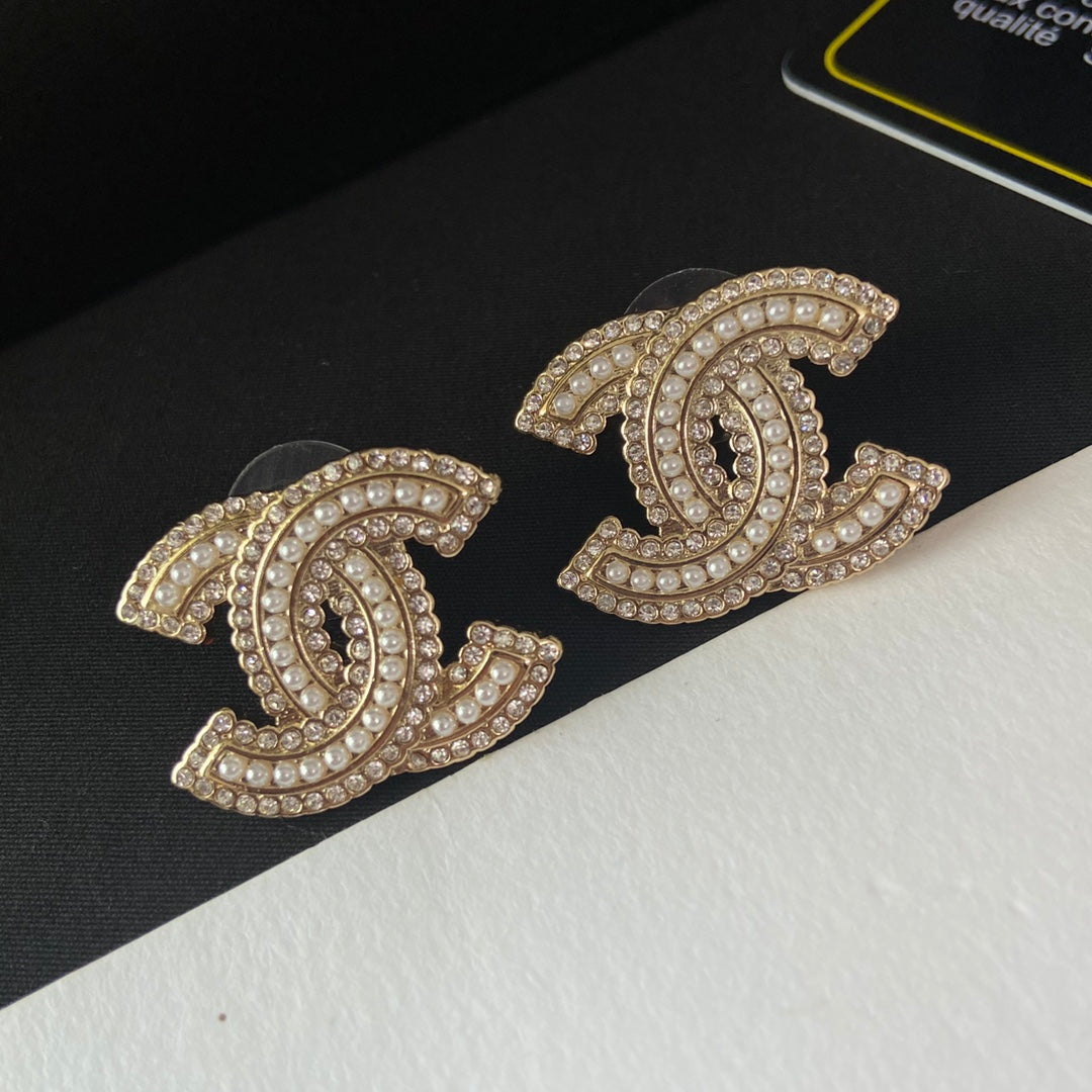 Perlen-Diamant-Ohrstecker mit Buchstaben