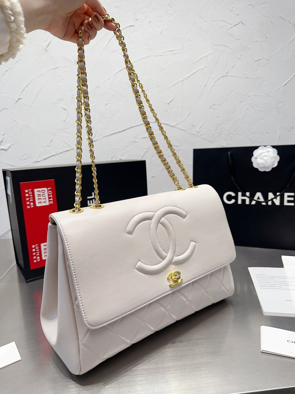 Pharrell Schultertasche aus Leder mit Kette