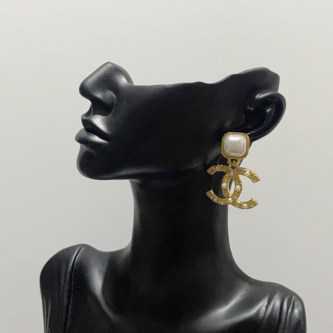 Elegante Logo-Ohrhänger
