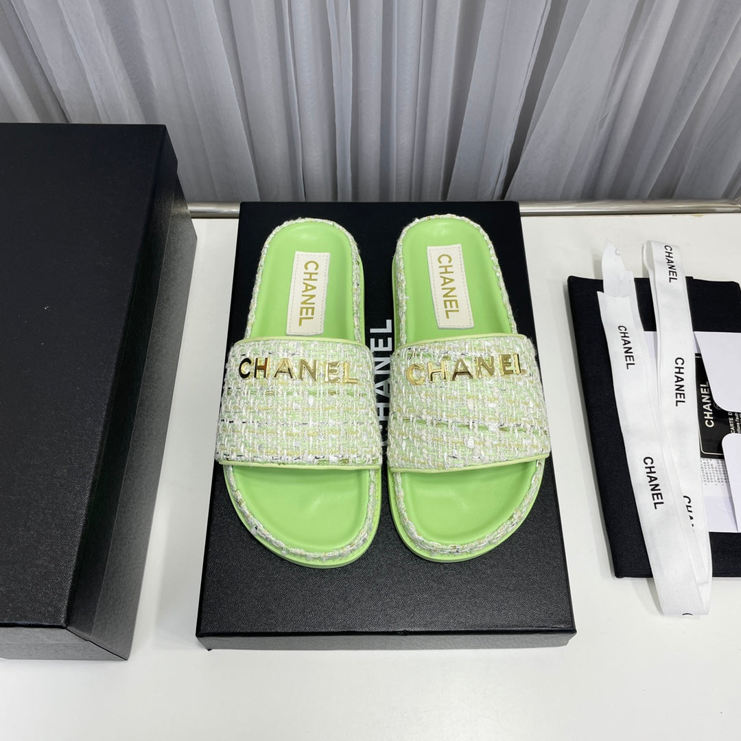 Trendige klassische flache Sandalen