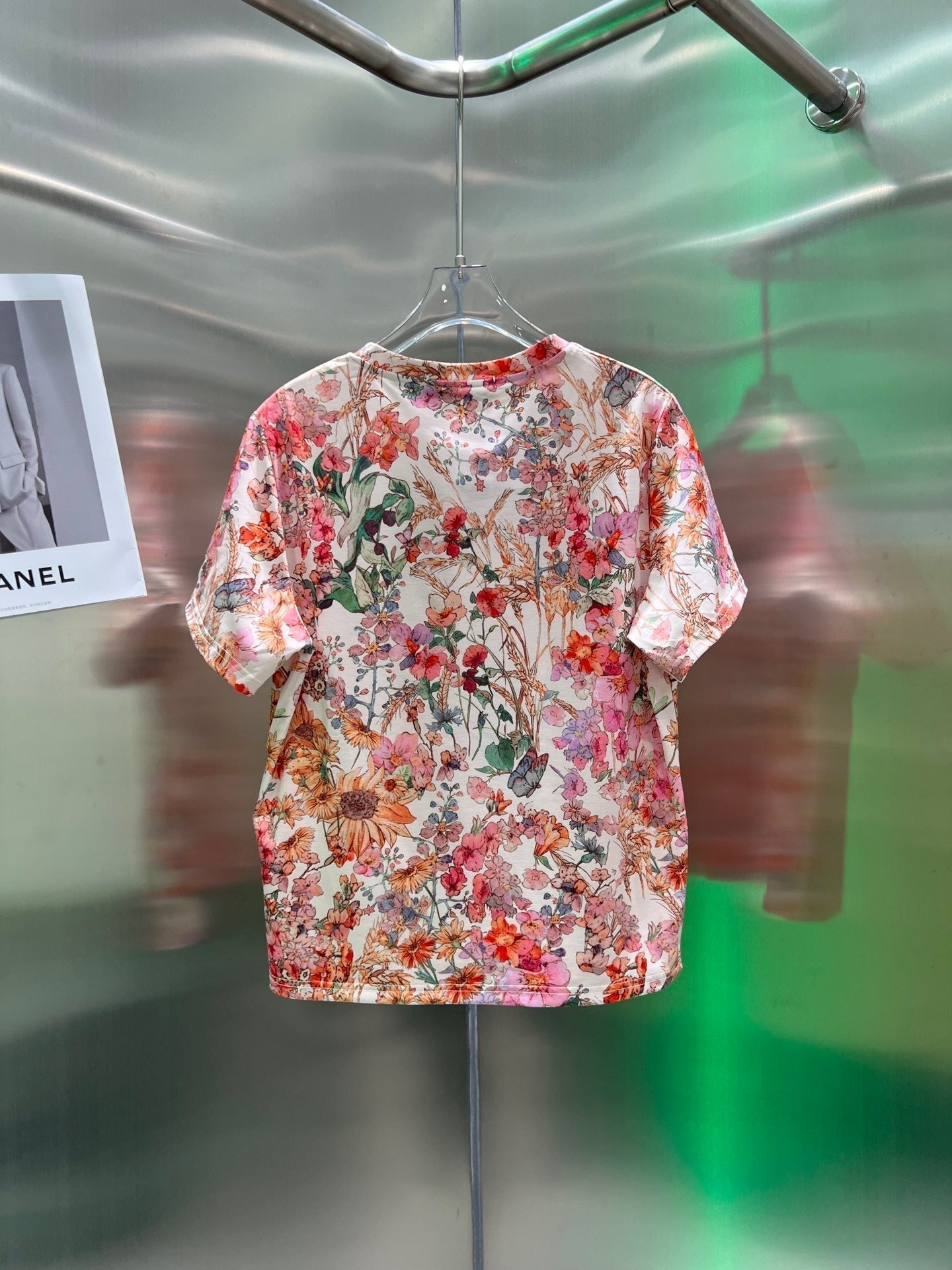Buntes T-Shirt mit Blumenmuster