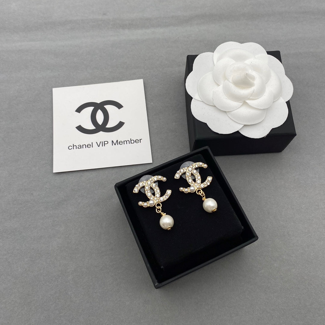 Perlenohrringe mit Diamanten