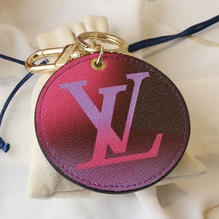 Schlüsselanhänger mit Monogramm in Lila-Farbverlauf