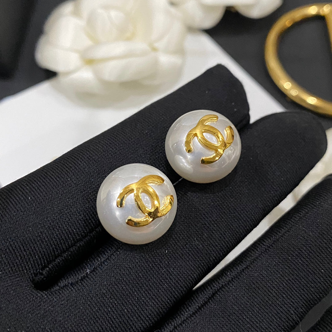 Elegante Logo-Perlenohrstecker