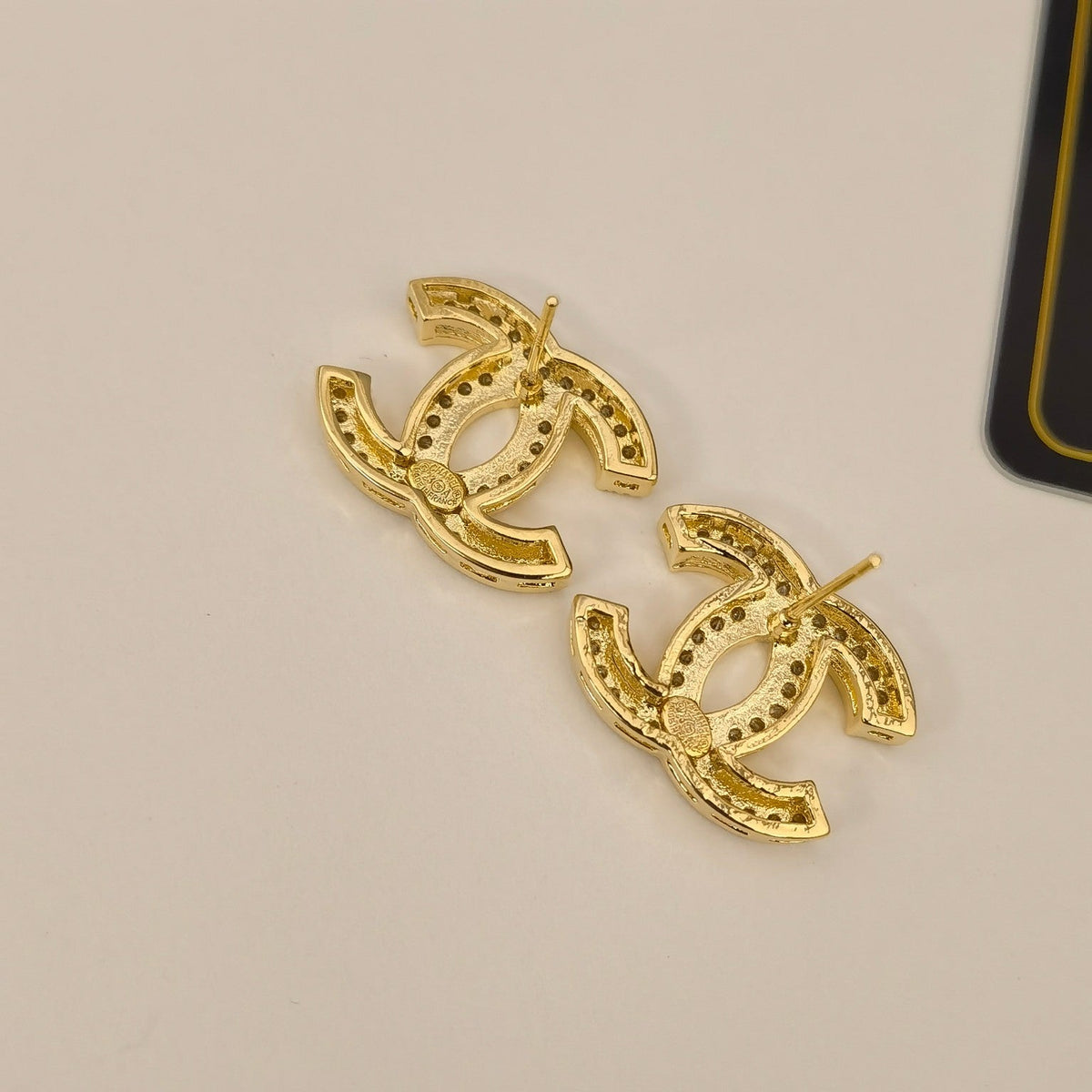 Elegante Logo-Ohrringe aus Silber und Gold